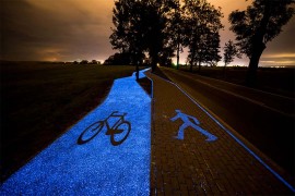 Piste-cyclable-lumineuse-bleue-Pologne-2.jpg