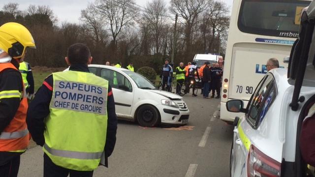 cotes-d-armor-la-voiture-fauche-un-groupe-de-16-cyclistes-5-blesses.jpg